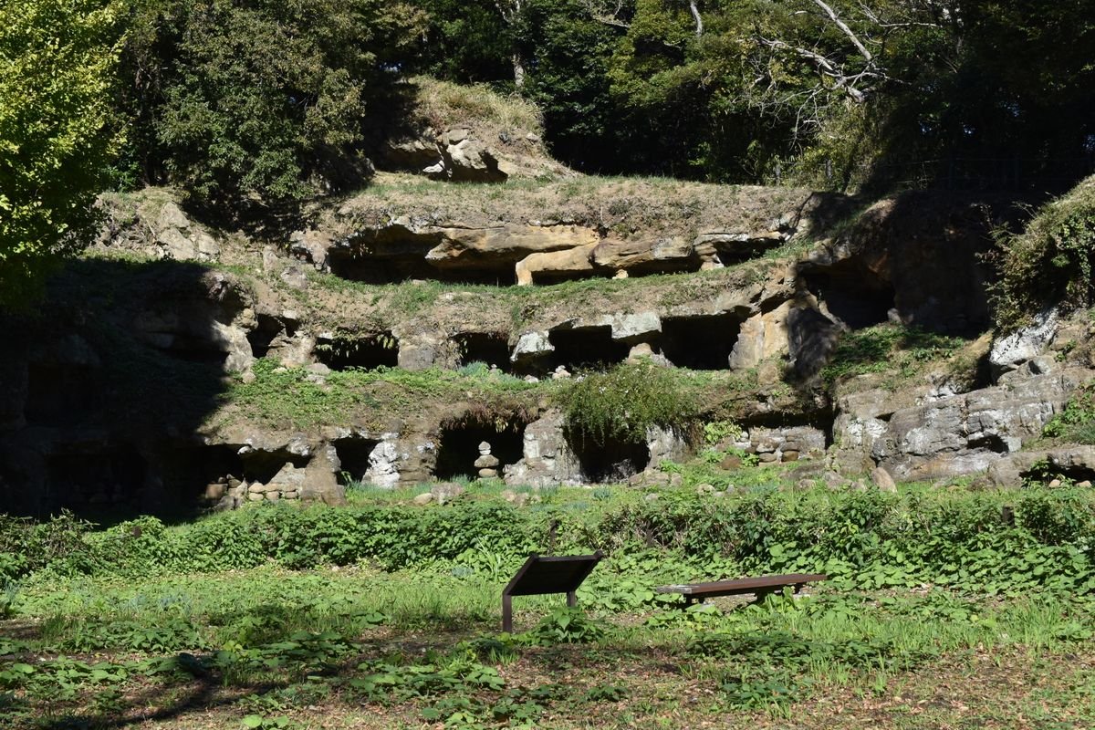 🏺 주고로 동굴 고분군 (주고로아나 요코아나군)